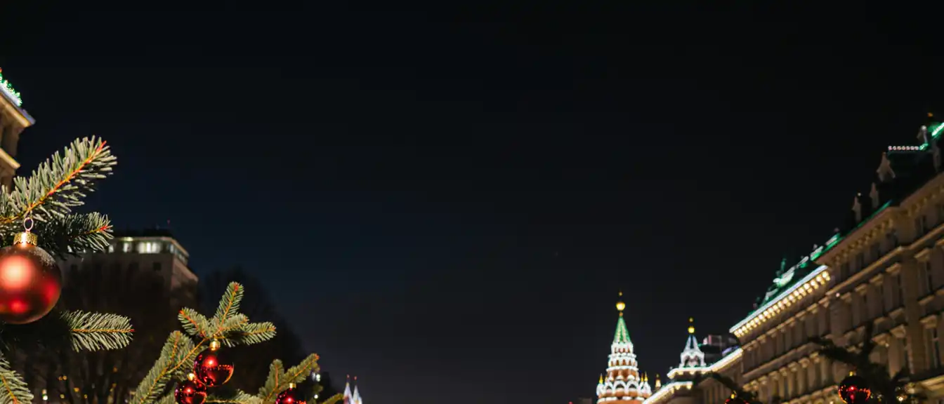Новогодний декор уже украшает Манежную площадь и Никольскую улицу в Москве