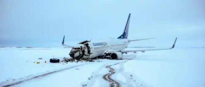 Инцидент в Норильске: грузовой Boeing 737 выкатился за пределы взлетно-посадочной полосы
