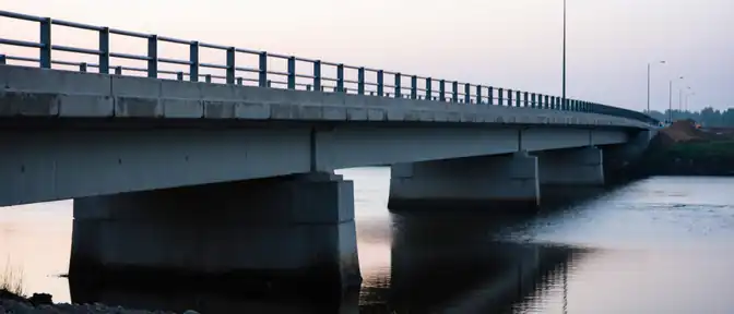 Обновление моста через реку Гобза в Демидове стало частью масштабной программы по ремонту дорожной инфраструктуры в Смоленской области