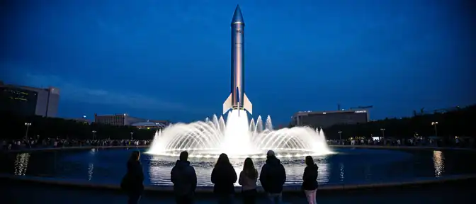 Регулярные светодинамические шоу стали доступны на обновленной площадке ВДНХ у макета ракеты «Восток»