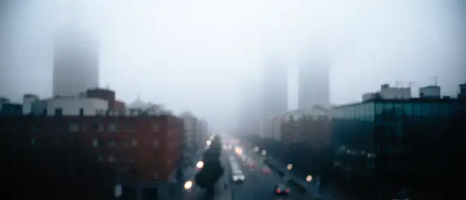 Сильный туман ограничил видимость в различных районах Москвы в пятничное утро